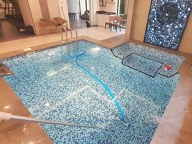 Yüzme havuzu ve masaj havuzu içeren modern havuz projelendirme çalışması